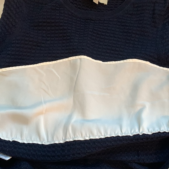 Loft M ladies blue and cream top. Flattering fit. Versatile. - Picture 5 of 6